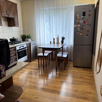 Частина будинку з ділянкою