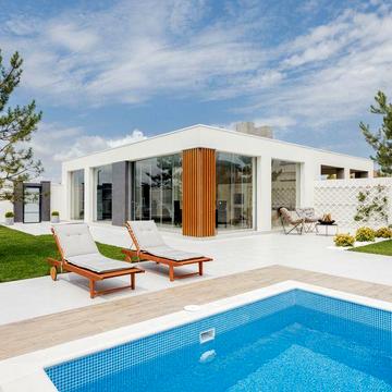 Двухэтажный дом с бассейном/ участок 7,5 соток. Совиньон