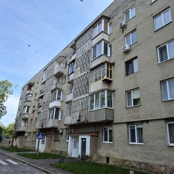 Продаж двох кімнатной поруч центр міста.