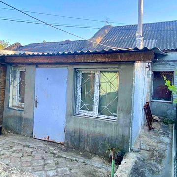 Продам  квартиру (под ремонт) на земле в центре города .