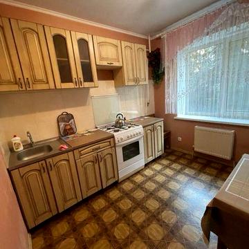 1 ком . Таировв. 1 этаж . Свободна