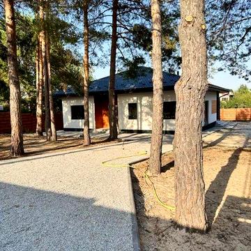 Будинок біля річки та лісу