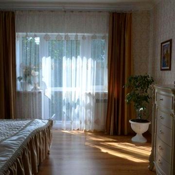 Здам будинок в центрі  Боярки .Гімназія ( половина  будинку)
