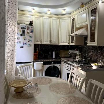 Академіка Корольова вул., 27