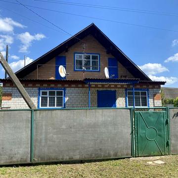 Двоповерховий будинок в селищі.