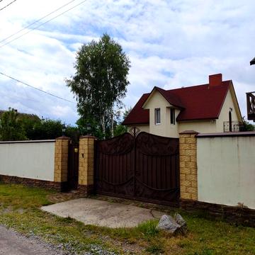 Продається будинок 142м2, 4 кімнати, 6 соток землі, 2 санвузла.