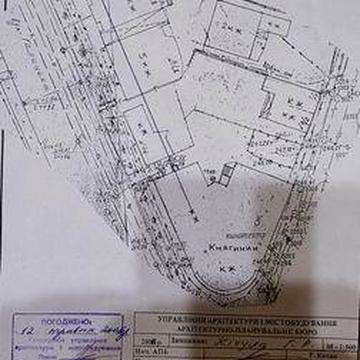 старий нежитловий будинок в центральній частині міста