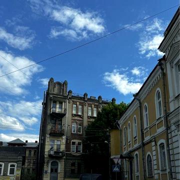 Гостінка на Конторській. Власник