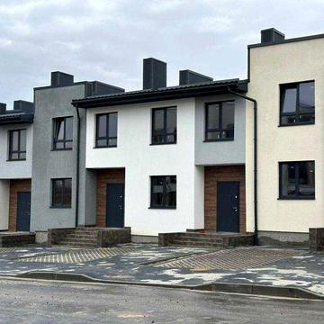 Котедж з міськими комунікаціями та асфальтованим доїздом