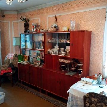 Продається трьох кімната квартира в центрі міста.