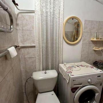 Продається двух кімната квартира в центрі.
