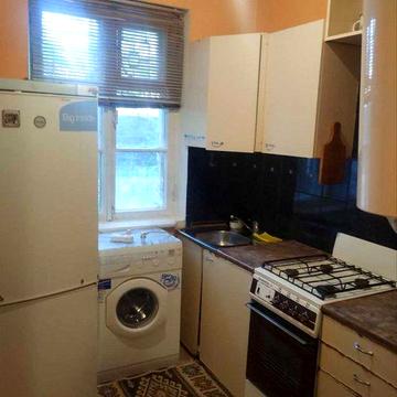 продам 2к квартиру вул. Хоткевича 4а ст. метро Чернігівська 1-поверх