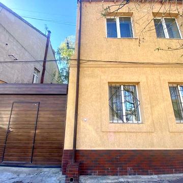 Продається 2-поверховий будинок на вул. Адм.Лазарєва
