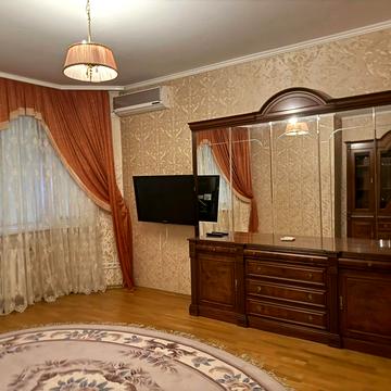 Анни Ахматової вул., 35