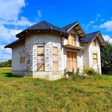 Просторий будинок у зручному районі!