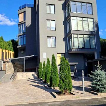 Продаж. 2-к квартира легко перепланується.  Будинок біля парку.  Без%