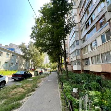 Академіка Булаховського вул., 28