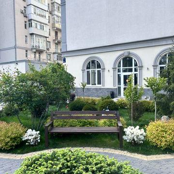 108 м кв біля метро в кірпічному домі