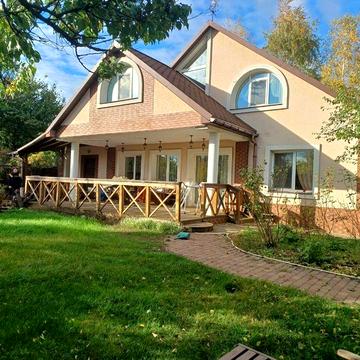 В оренду будинок укриттям та 4 спальнями на березі озера