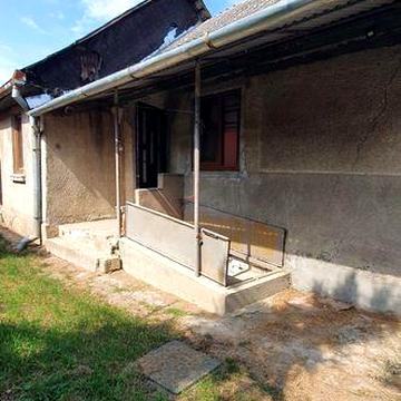 Невеликий будинок поряд з містом