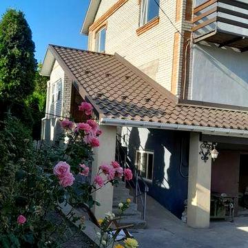 Будинок біля ставка