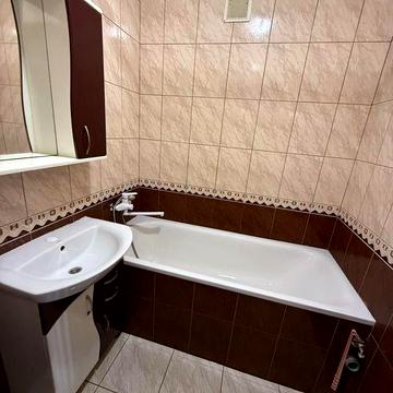 Простора 3-кімнатна квартира з ремонтом у центрі міста