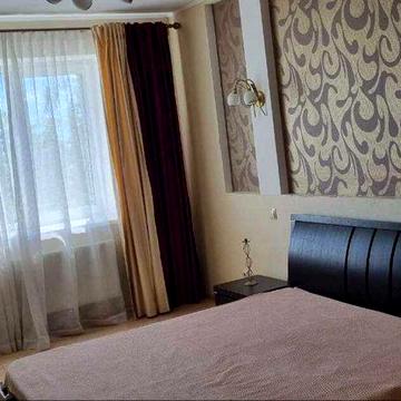 Продається простора 2-кімнатна квартира у престижному районі Виставка