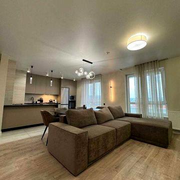 Простора 2-к з кухнею-студією | 89 м² | Батуринська