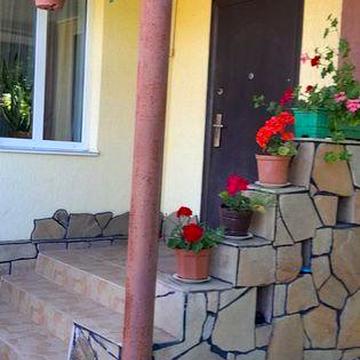 ВЛАСНИК. Здам частину будинку з окремим входом та всіма зручностями