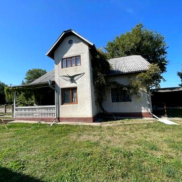 Продаж будинку в с. Тисівці
В центрі села, будинок