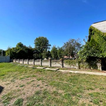 Продаж будинку в с. Тисівці
В центрі села, будинок