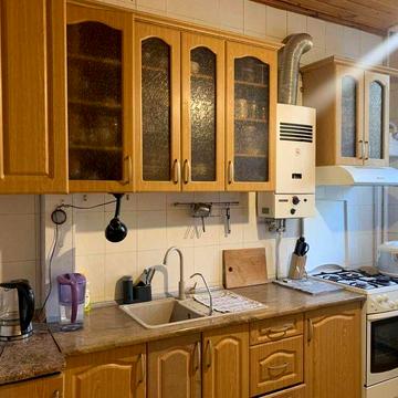 Продаж 2 кімнатної затишної квартири в сталінці з чудовою локацією. О1