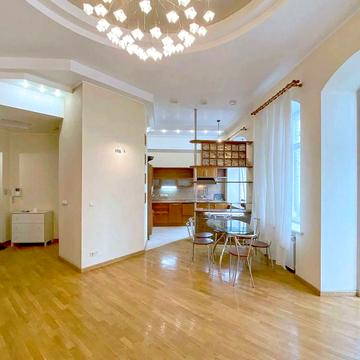 Михайлівська вул., 19