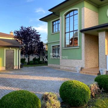 Зоряна вул., 4