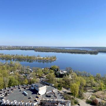 Набережна Перемоги вул., 7