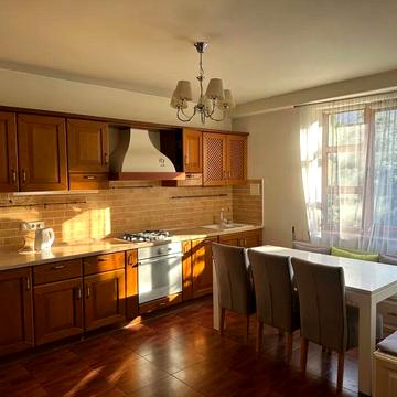 Центральна вул.