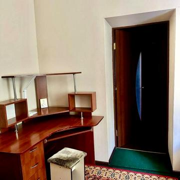 Космонавтів, 21