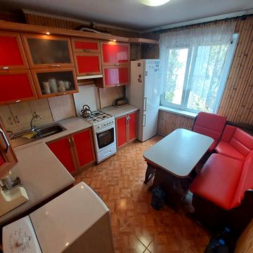 Космонавтів вул., 146б