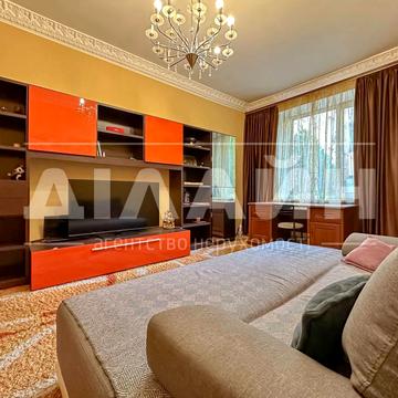 Незалежної України вул. (40 років Радянської України), 92