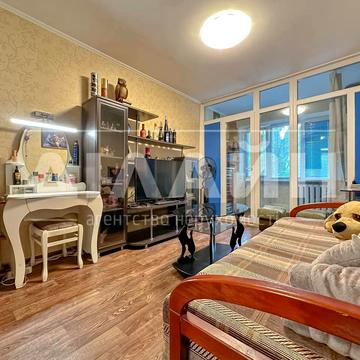 Лахтинська вул., 3