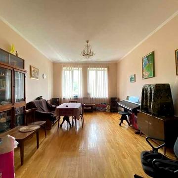 Продаж 3к квартири Сталінка м. Деміївська