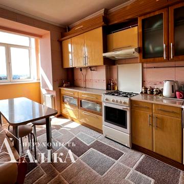 Продам велику 3-кімнатну квартиру в новому будинку біля центру