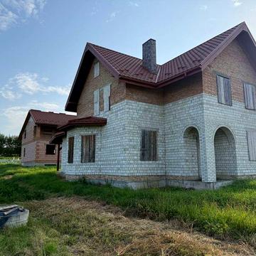 Продається житловий будинок з будівлею господарського призначення