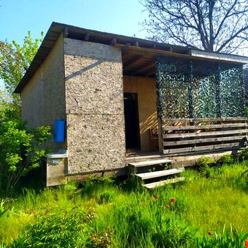 Продам  земельний участок-дачу в живописному місці.