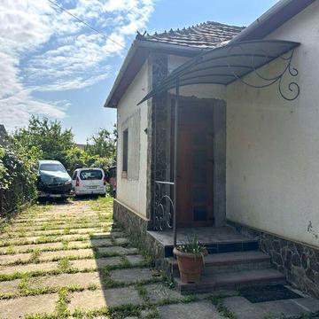 Приватний будинок з автомайстернею у дворі в м.Чоп