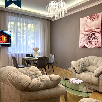 Трьохсвятительська вул., 9
