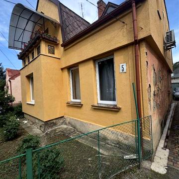 Продається частина будинку з гаражем