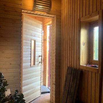 Затишна дача з банею в лісі недалеко від ріки.