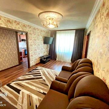 Укомплектована двокімнатна в Центрі з ремонтом.