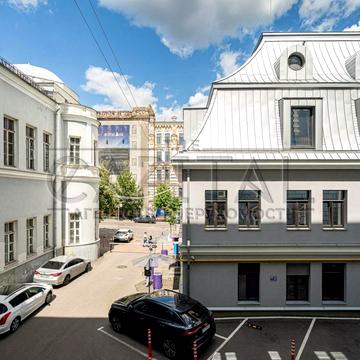 Богдана Хмельницького вул., 9
